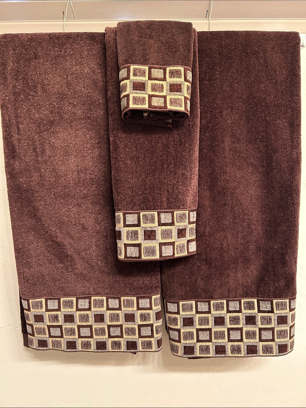 Avanti Brown Towel Set with Geometric Trim
